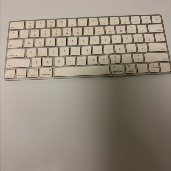 Apple Magic Key Wireless Silver Keyboard - Picture 3 of 3